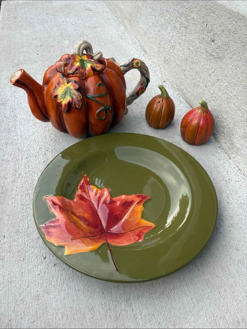 Vtg Ceramic Pumpkin Teapot Salt Pepper Shakers & Leaf Serving Plate 4pc
